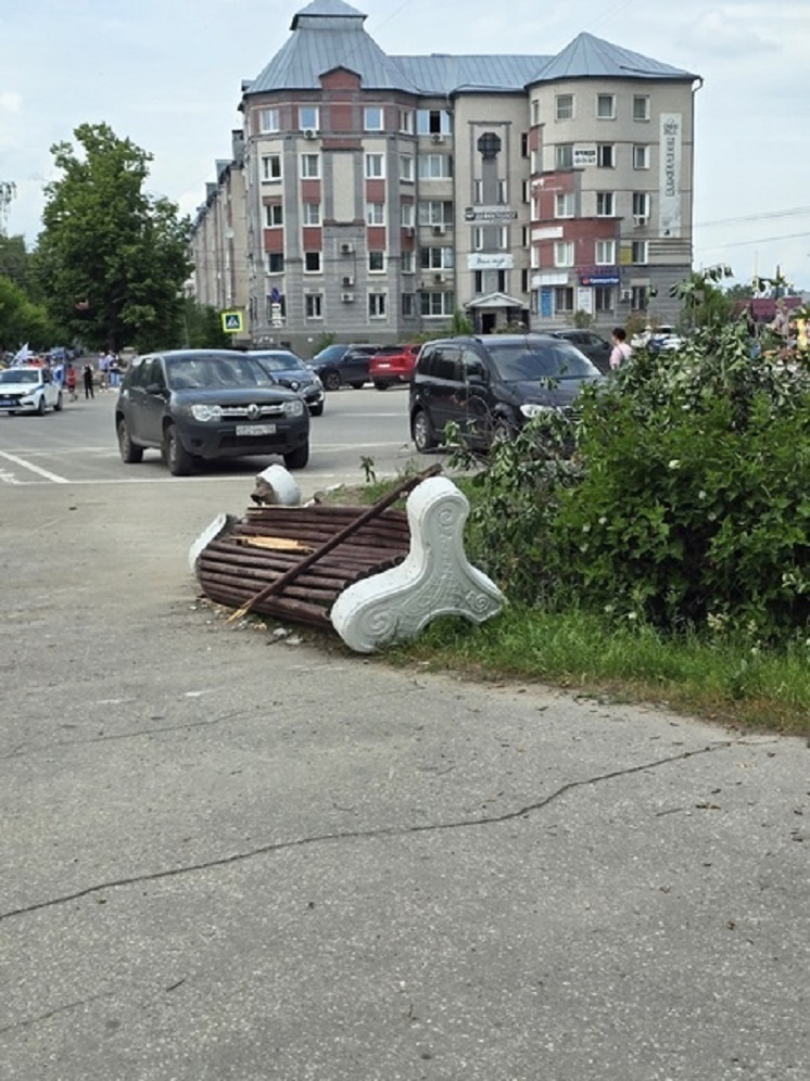 Вандалы разгромили Вечный огонь и сквер в Нижегородской области