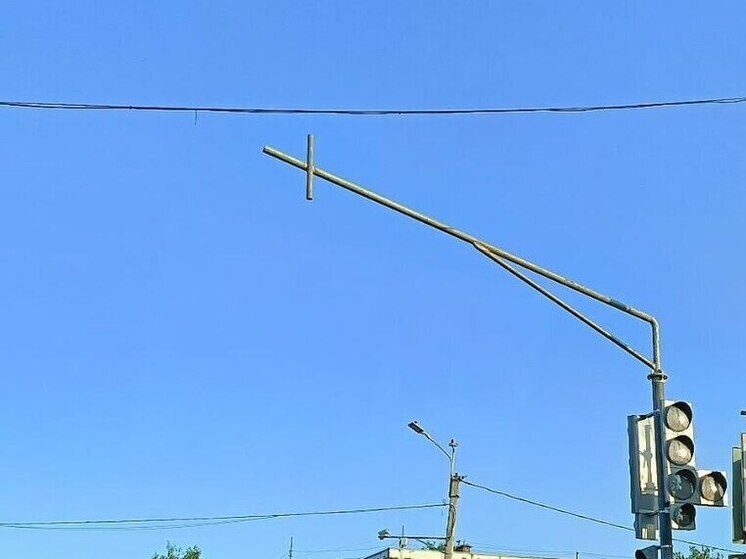 Новую стойку светофора установили на перекрёстке Поземского и Чудской в Пскове