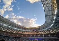 Перефразируя великих Илью Ильфа и Евгения Петрова, можно сказать так: статистика знает все. Но не знает она лишь двух вещей – сколько в России стульев и сколько в стране болельщиков футбольного клуба «Ростов». Что такое клуб «Ростов»? Это команда, на которую ходят. В чемпионате России у «Ростова» в среднем было по 12 620 тысяч зрителей. Это пятый результат нашего футбола, что делает «жёлто-синих» любимцами публики. Люди в клубных шарфах за командой и в огонь, и в воду, и…. в Москву. 