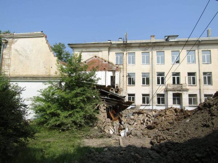 Следком Приморья выясняет причины частичного разрушения школьной постройки в Артеме