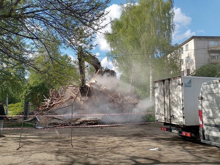 В Октябрьском районе Петрозаводска начались работы по сносу старых зданий