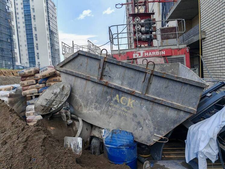 В Красноярске рабочий погиб на стройке после падения грузовой люльки