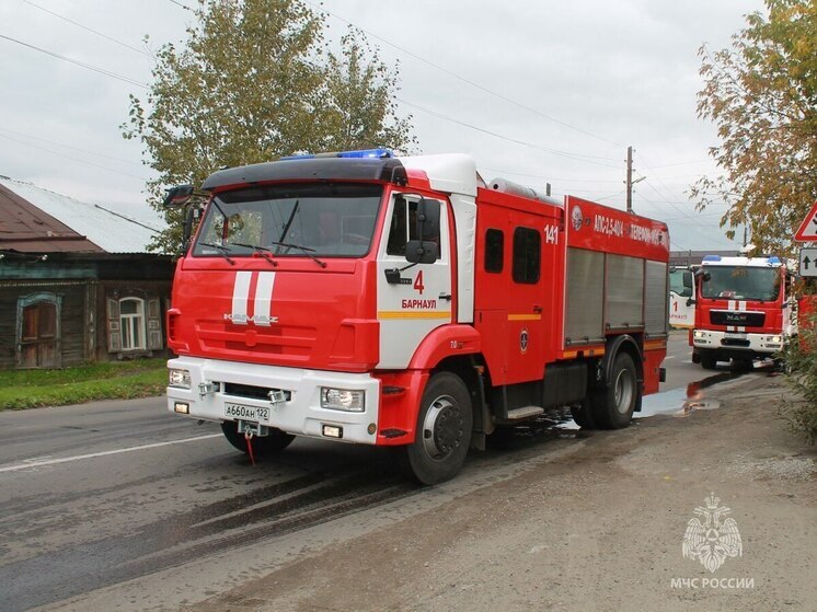 В Алтайском крае огонь охватил частный жилой дом