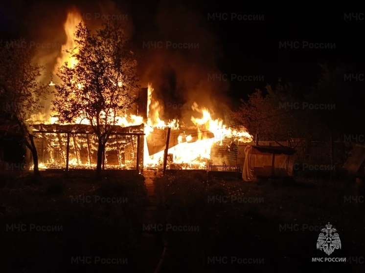 Восемь человек тушили дачный дом под Боровском