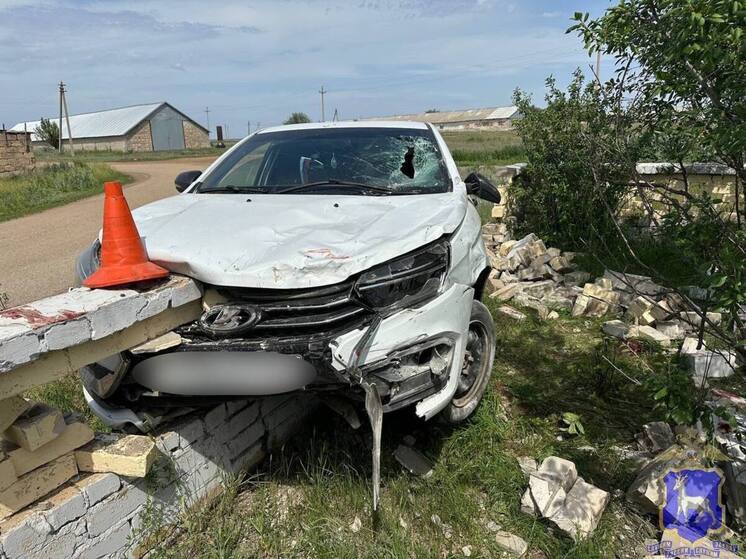 В Самарской области 51-летний мужчина на LADA Vesta влетел в забор