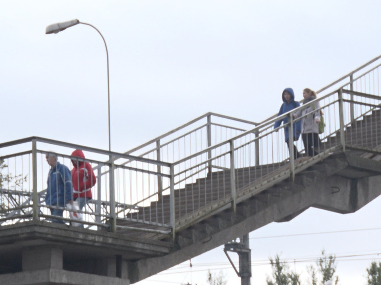 В Лосево подростка ударом тока скинуло с моста на рельсы
