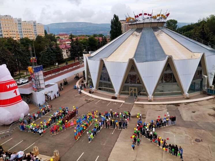 300 ребят из сельских районов страны приняли участие во флешмобе в Кисловодске