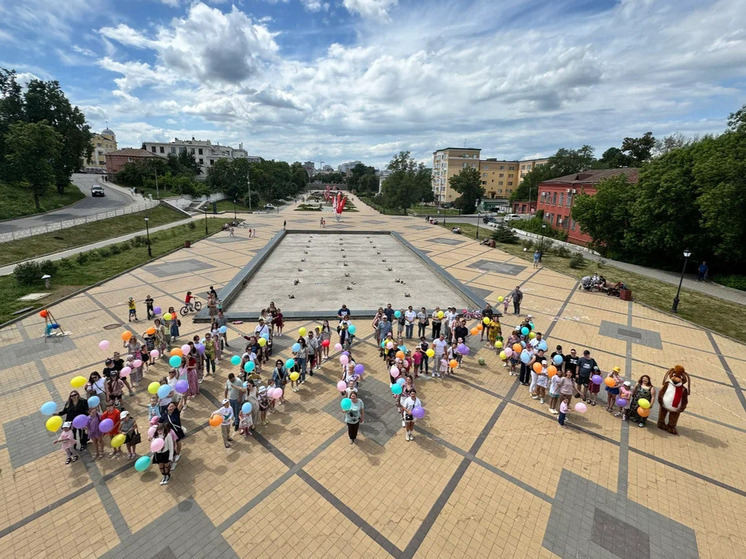 Более 150 человек приняли участие во флешмобе «Цирк — это мы» в Рязани