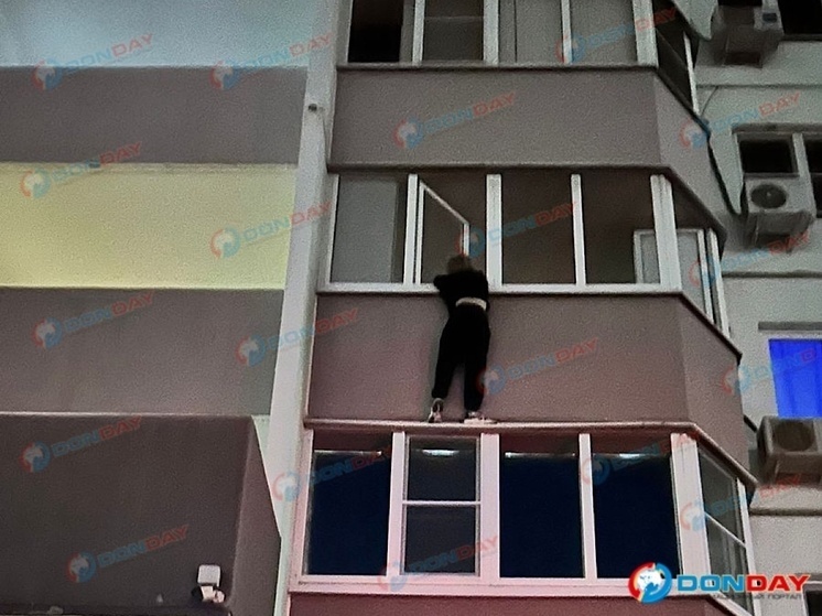Ростовчанка едва не сорвалась с балкона 3-го этажа в микрорайоне Суворовском
