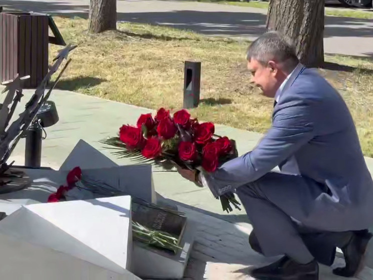 Власти ЛНР почтили память погибших при обстреле у здания администрации Луганска