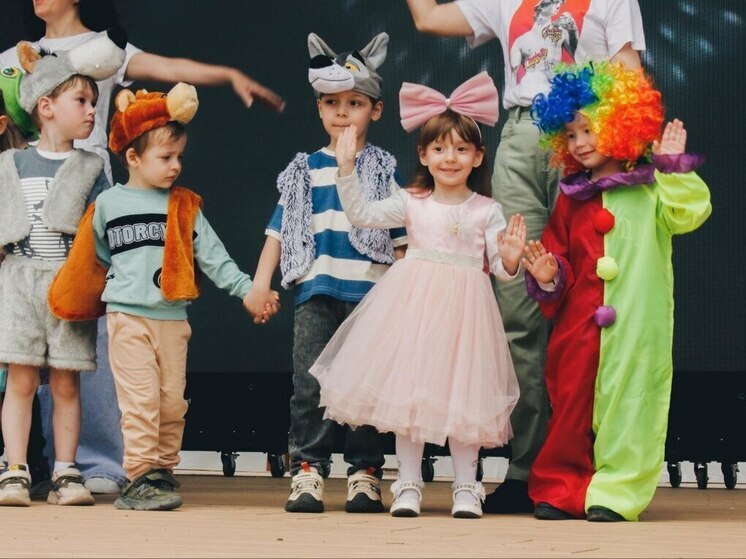 Более 500 дошколят стали участниками карнавального шествия на «сказочном» берегу озера в Кисловодске