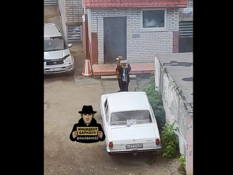 Жители Барнаула сняли на видео, как несколько детей кидают кирпичи в припаркованный автомобиль.