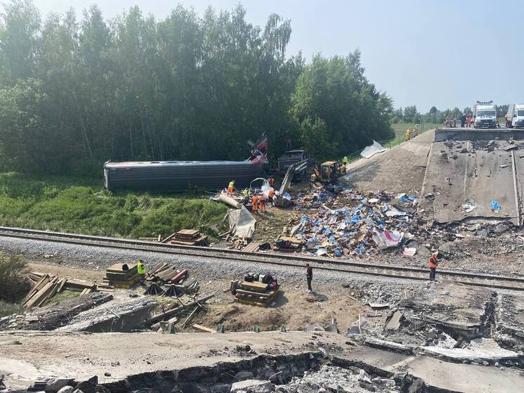 Под Брянском продолжаются работы на месте ЧП с поездом