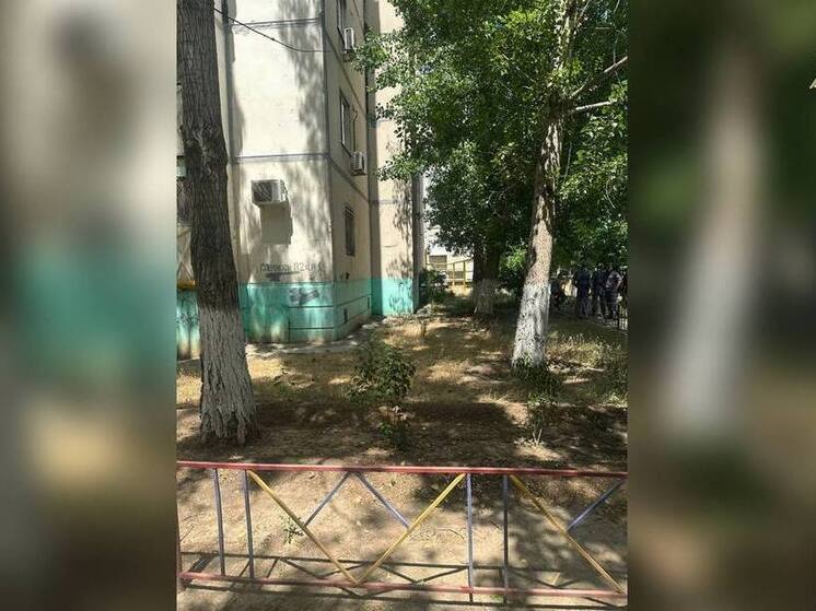 В Астрахани скончалась 5-летняя девочка после падения из окна на 9-м этаже