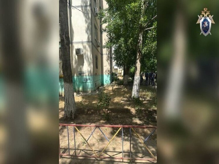 В Астрахани пятилетняя девочка выпала из окна 9 этажа, пока мама ушла в магазин