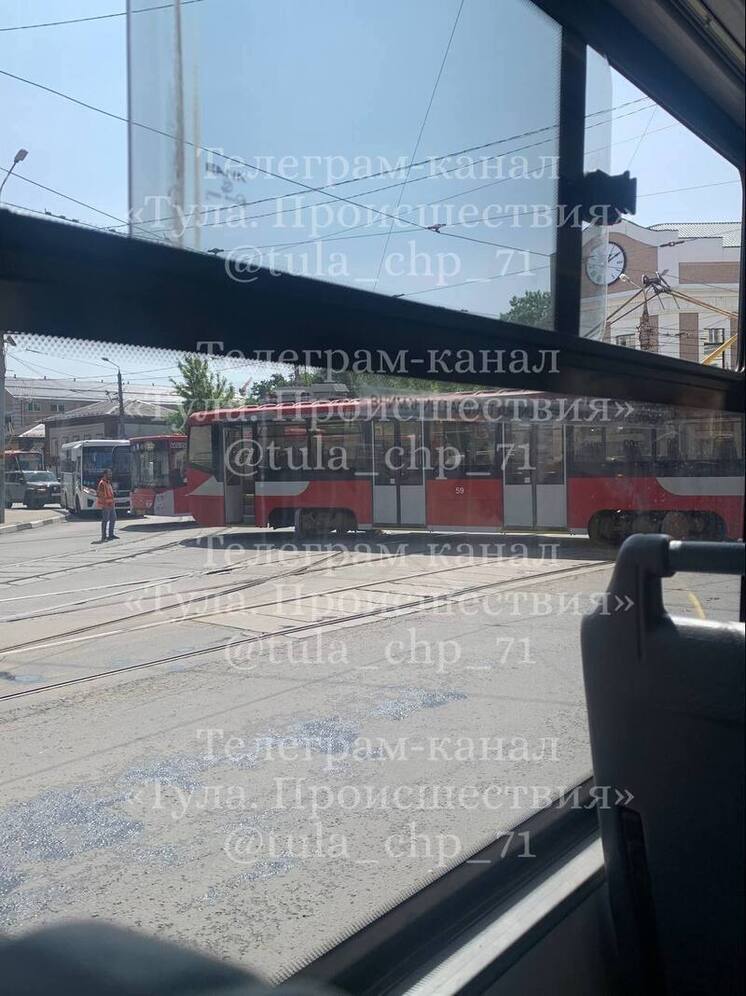В Туле трамвай сошел с рельсов на Советской улице