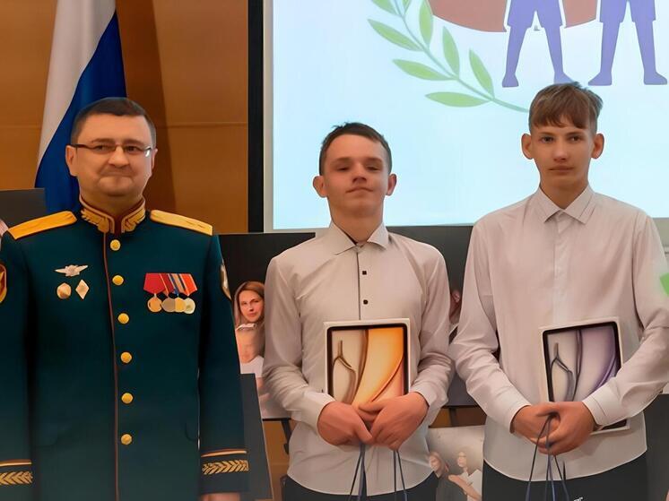 В Москве наградили юных воронежских героев за спасение 12 детей