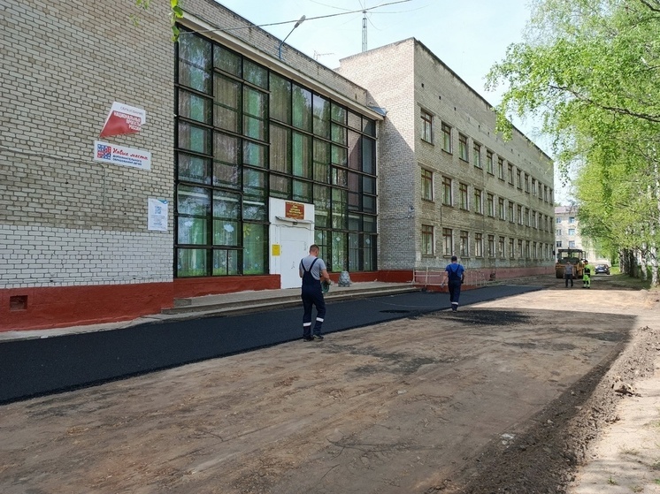 У Дома детского творчества в Коряжме обновляют дорожное покрытие