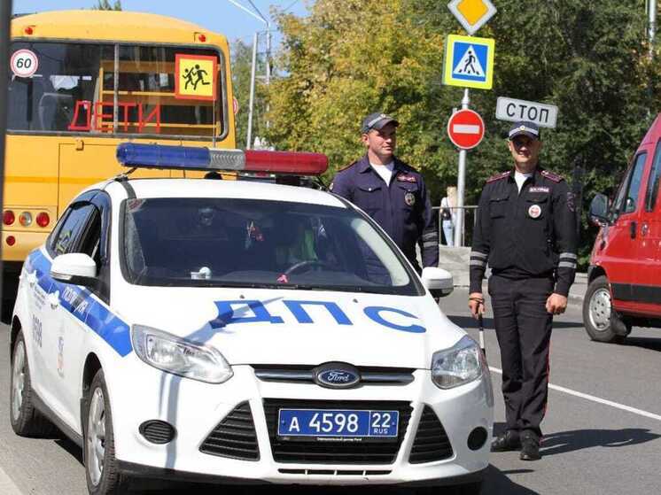 В ходе дежурства сотрудники барнаульской Госавтоинспекции остановили автомобиль, в котором, как оказалось, везли в больницу мальчика с травмой головы. Недолго думая, правоохранители решили сопроводить ребенка в медучреждение.