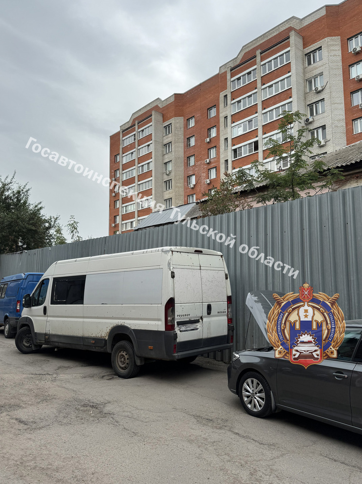 В Туле водитель грузовика двигался задним ходом и врезался в «Фольксваген»