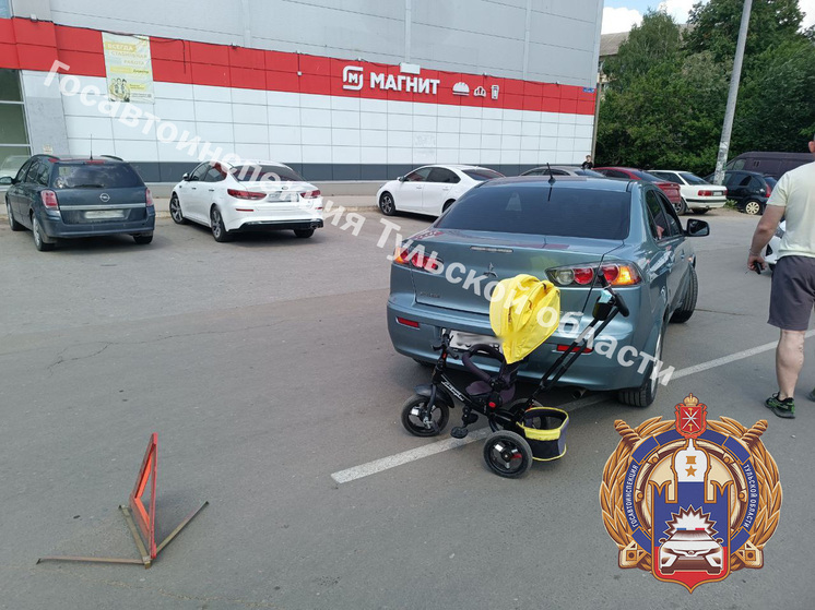 В Щекине автоледи на Mitsubishi снесла 2-летнюю девочку на парковке