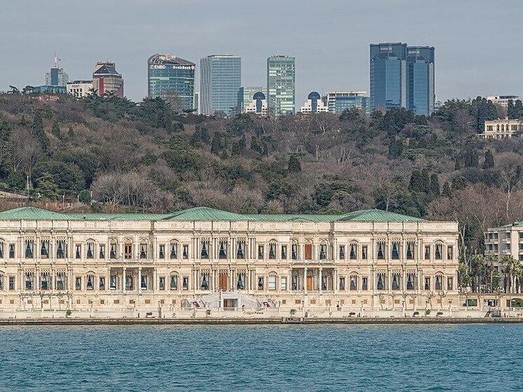 Территория дворца Чираган в Стамбуле охраняется вооруженным спецназом