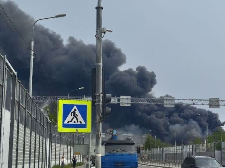 В Янино тушат пожар в промзоне