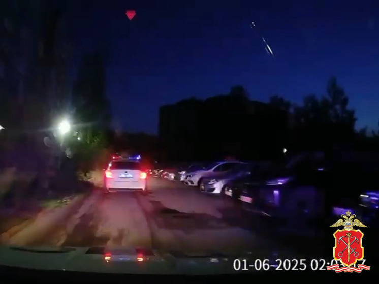 Спасаясь от полиции, нарушитель ПДД в городе Коммунар врезался в столб