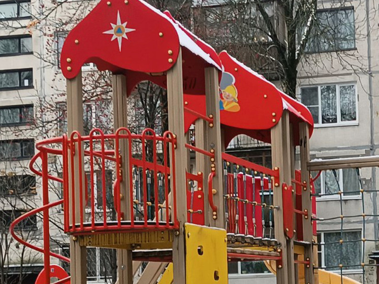 В Мурманске на улице Героев-Рыбачьего ликвидировали пожар на детской площадке