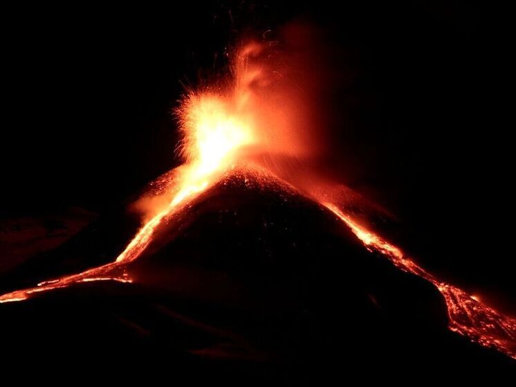 На Сицилии вулкан Этна выбросил огромное облако пепла