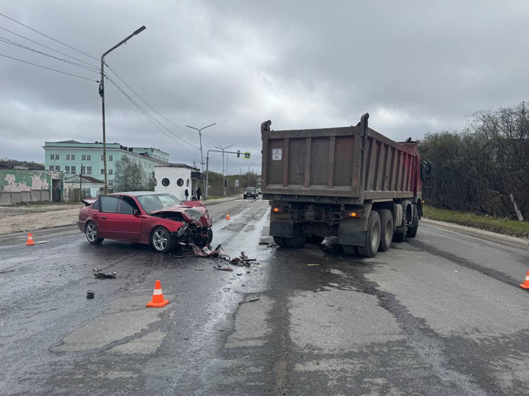 В Североморске столкнулись грузовик и легковой автомобиль