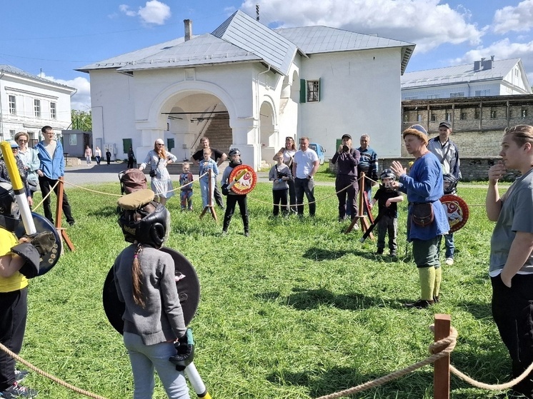 На территории Довмонтова города прошел мастер-класс клуба исторической реконструкции «Орден»