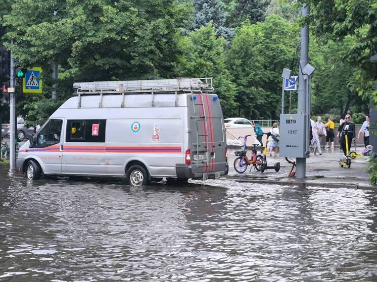 В Краснодаре вода у «Галереи» ушла в ливнёвку, на перекрёстке Красной и Одесской ограничили проход
