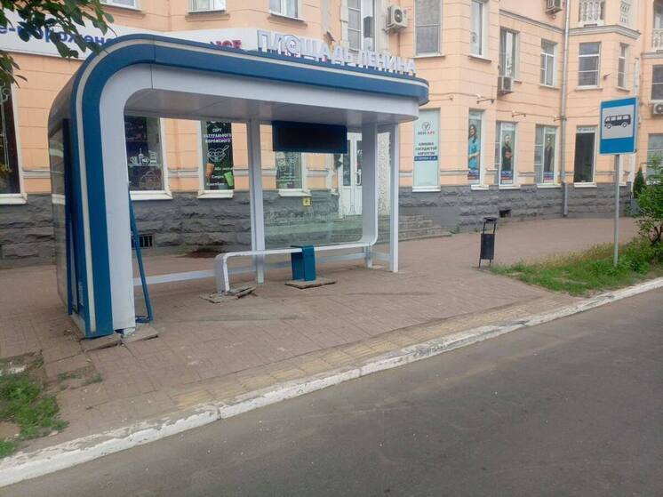 В Астрахани водитель врезался в остановку и сбежал с места ДТП