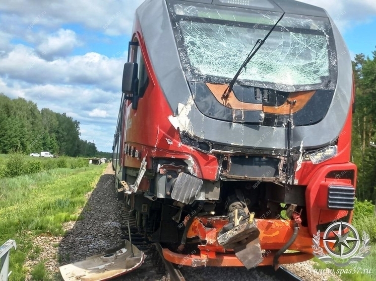 В Ивановской области поезд "Орлан" на переезде снес грузовую фуру