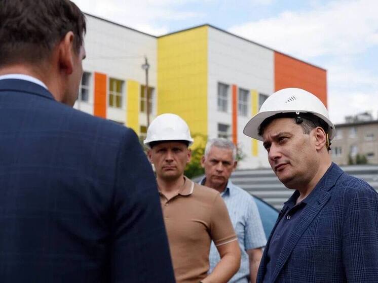 Временно исполняющий обязанности губернатора Александр Хинштейн на прошлой неделе провёл выездные совещания на проблемных объектах образования на территории Курской области