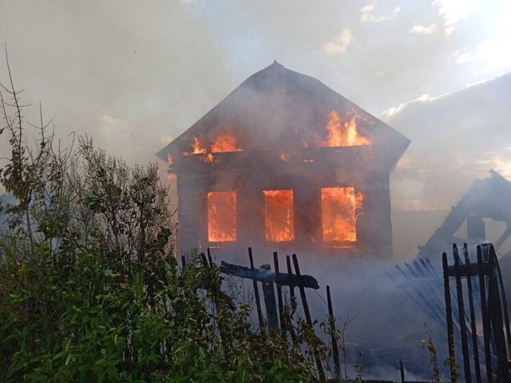 В Октябрьске тушат пожар, охвативший 60 квадратных метров площади частного дома