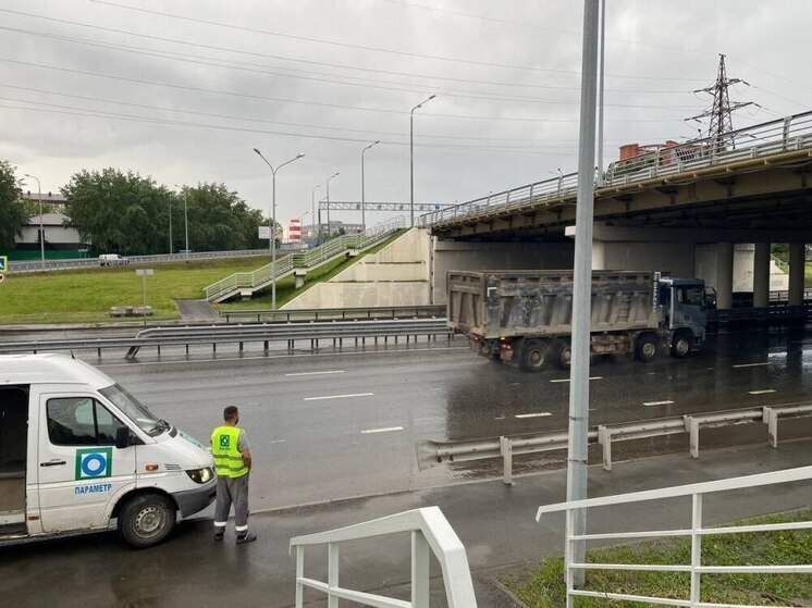 Тюменские коммунальщики осушают город после грозы