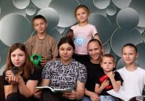 Анжела Чалая живет в хуторе Отруба Борисовского района
Хрупкая Анжела Чалая из борисовского хутора Отруба в свои 29 лет после смерти мамы стала главой большой семьи