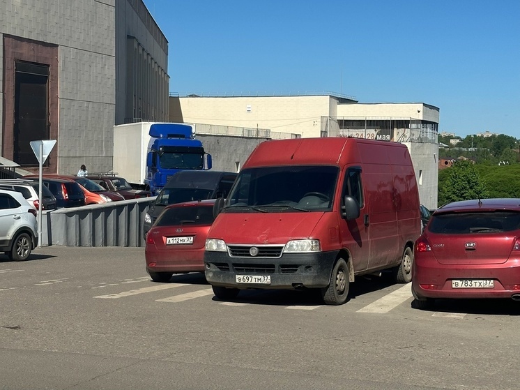 «Зебру» на Крутицкой в Иванове полностью заставили автомобилями