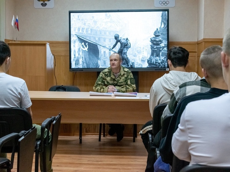 В СГУОР урок мужества провел майор Росгвардии Константин Мигашкин