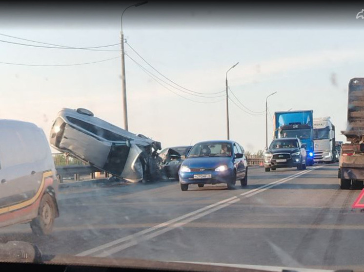 В Ярославле минивен чуть не свалился с путепровода