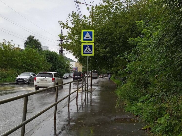 На площади Луговой во Владивостоке откачивают дождевую воду