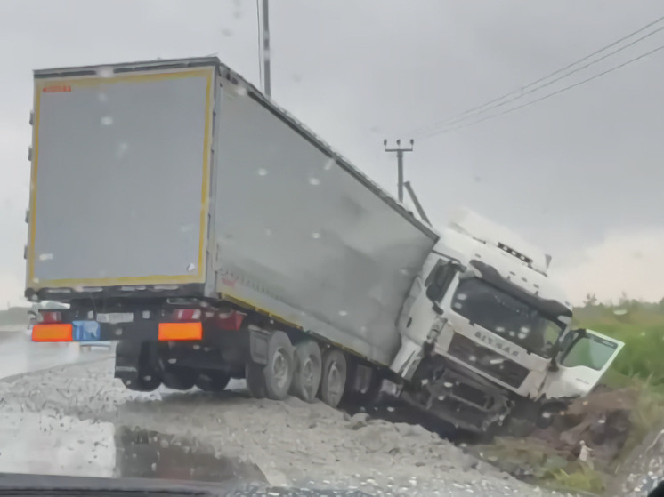 В Приморье грузовик улетел с трассы и сложился пополам