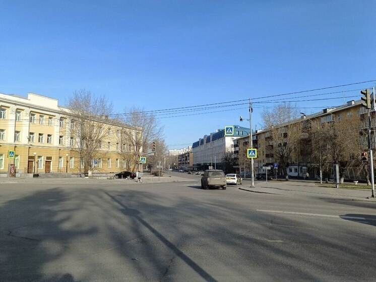 В центре Барнаула на пешеходном переходе провалился асфальт