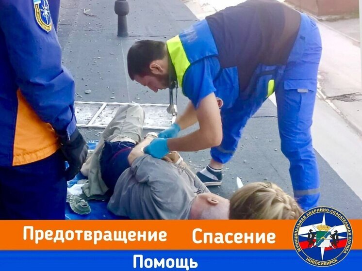 Пенсионер в Новосибирске получил травмы, упав с балкона третьего этажа