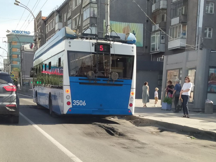 В Новосибирске асфальт на Красном проспекте превратился в «пластилин»