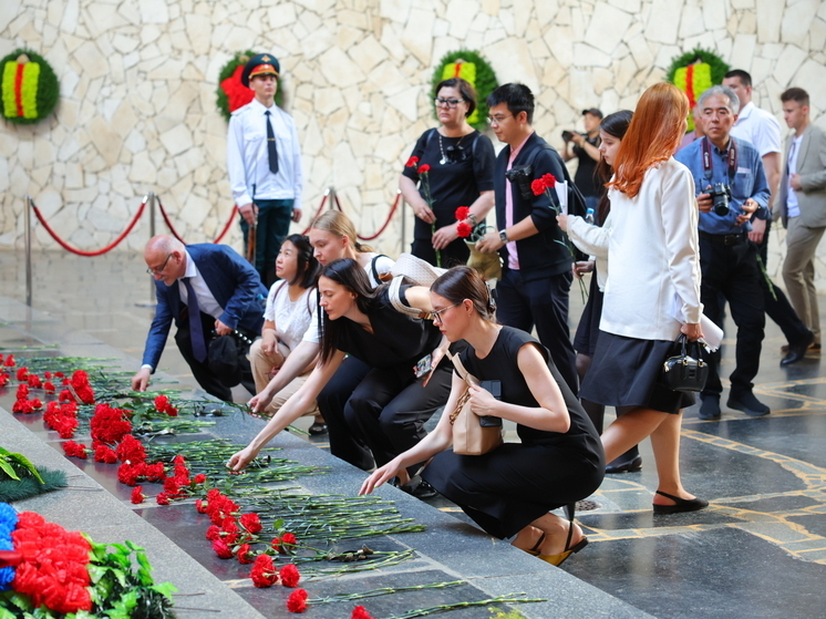 Зарубежные журналисты возложили цветы на Мамаевом кургане в Волгограде