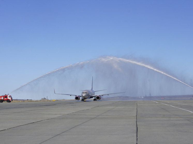 Водяной аркой встретили в главном аэропорту Чукотки первый самолет из Красноярска