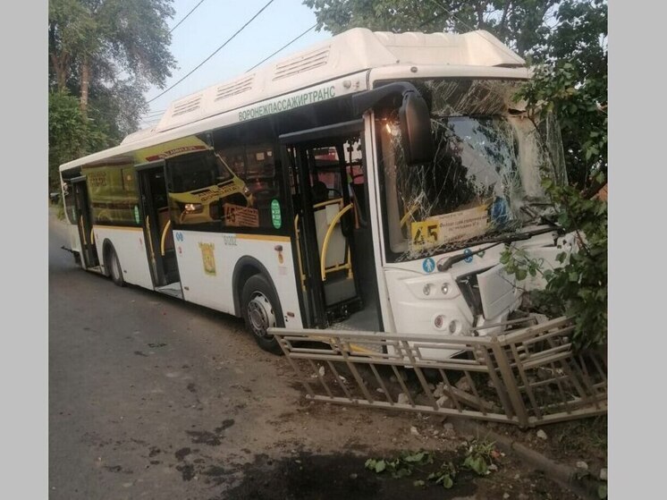 Семь пассажиров обратились в больницу после аварии маршрутки в Воронеже